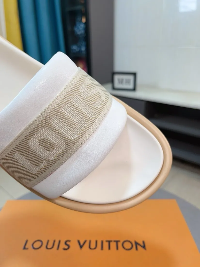 Ex-factory price 360🌹🌹 (lv-Louis Vuitton) New men's slippers, high-end boutique, exquisite embossed logo decoration on the upper, fine workmanship, super soft soles, casual, loose and comfortable, a must-have in summer! \nsize：38-44